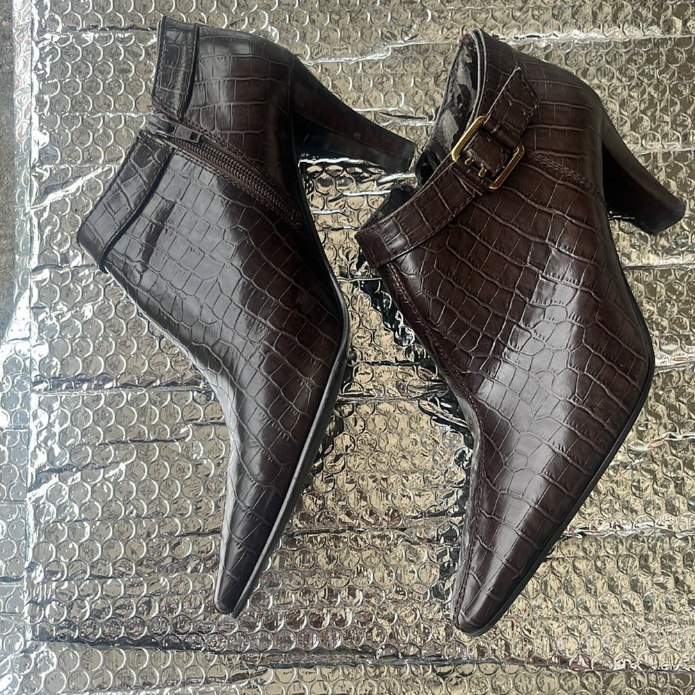 BANDOLINO Elegant Brown Crocodile Pattern Ankle Boots